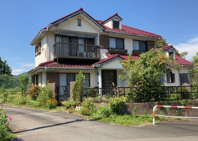 床下換気口は、床下に湿気がこもることを防ぎ、効果的に換気を行うために設置されています。床下換気口が設置されていない建物は、基礎パッキング工法などにより換気を行なっています。詳細は現地でご確認ください。