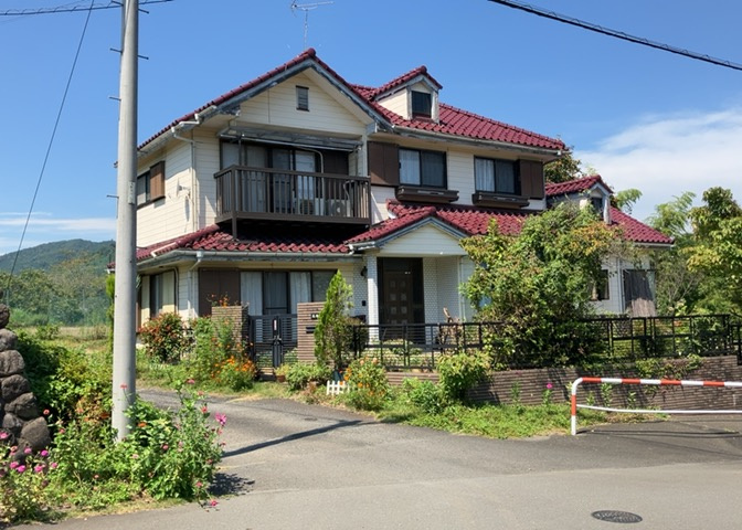 南側道路の場合は長い時間光を入れ込むことができるため、庭やリビングを道路側に持ってくることが多く土地価格も高い傾向にあります。一方北側道路だとリビングや庭が南側になりプライバシーを守ることができます。