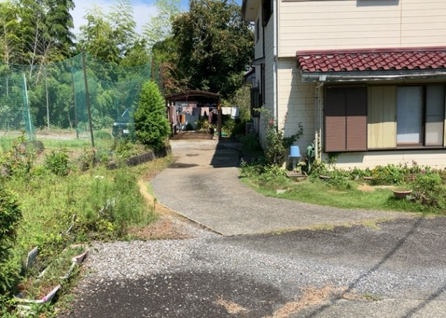 車一台あたりに必要なスペースは、標準サイズの普通自動車で横幅2m50cm、長さ5mは必要になります。ただし、乗降のことも考慮して横幅3m30cm、長さ5m50cmほどは確保できるところを選びましょう。