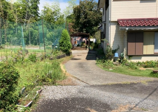 庭のある家に住むことのメリットとして、子どもたちの遊び場を確保できること、ガーデニングや家庭菜園を楽しめること、明るさを確保できることがあります。また、配置を工夫することでプライバシーが確保できます。