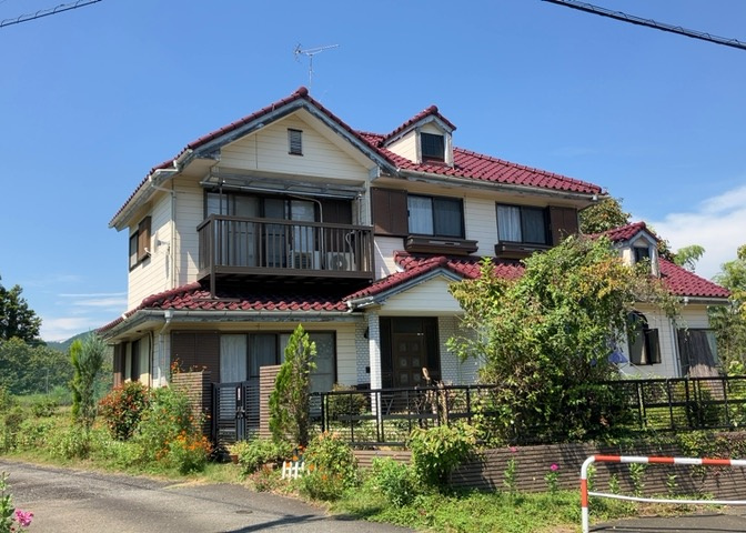 バルコニーは、建物内から室外へ楽に出入りできる便利なスペースです。また、バルコニーには手すりを付けることが義務付けられており、手すりの高さは110cm以上で施工することが建築基準法で定められています。