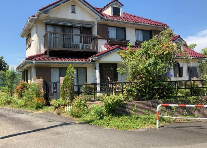 玄関は家の顔と言っても過言ではありません。現地を見学する際は玄関の広さや全体のバランスなどを見てみるといいでしょう。一般的なアプローチのしやすさだけではなく、お年寄りにも優しい設計のものだと安心です。