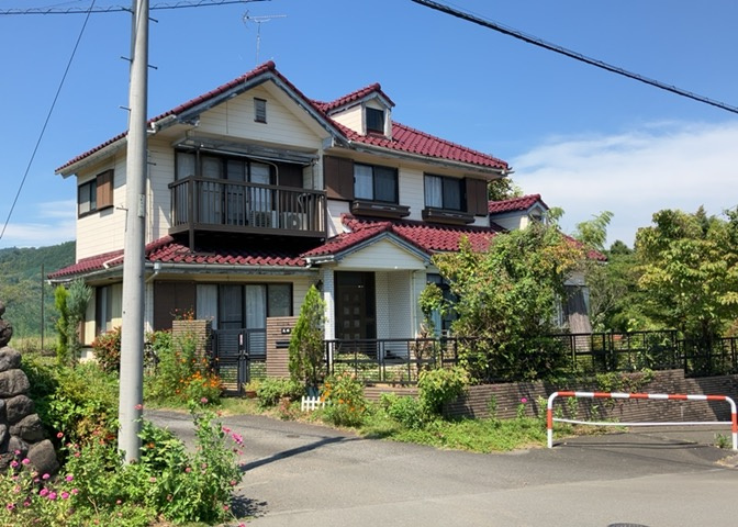 住宅用の土地では前面道路に2m以上接していなければならないと法律で定められています。しかし、お持ちの車のサイズやライフスタイルなどにより、2mでは利便が悪い場合もございますので、事前に確認しましょう。