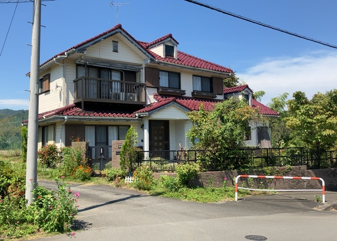 道幅が広い場所は日当たりや風通が良好です。幅が広いのですれ違いも可能ですし大きな車でも駐車可能！一方で、大型車が通ることも多くなるため交通量の増加により騒音に繋がります。また土地の値段が高くなります。