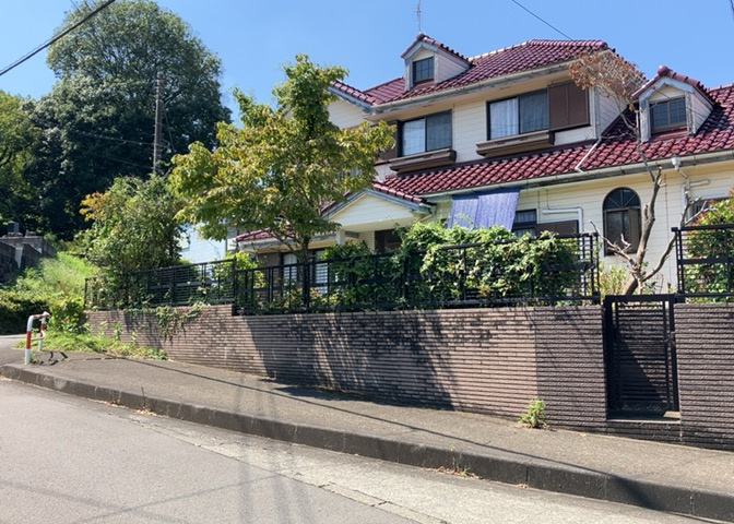 庭があることでガーデニングや家庭菜園はもちろん、こどもの遊び場やペットを放して遊ぶことができます。また、家の周囲に余裕があるということです。隣地との間があれば、十分な日当たりと、風通しが確保できます。