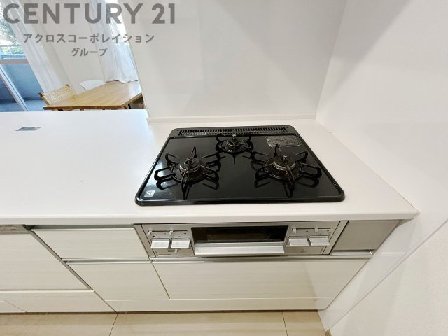 多数の調理器具を同時に使用でき、料理の効率化が可能。省エネで節約になり、様々な料理スタイルに適応できます。また、火力調整が独立しており、手入れや掃除もしやすく、今よりもっとお料理が楽しくなるかも。