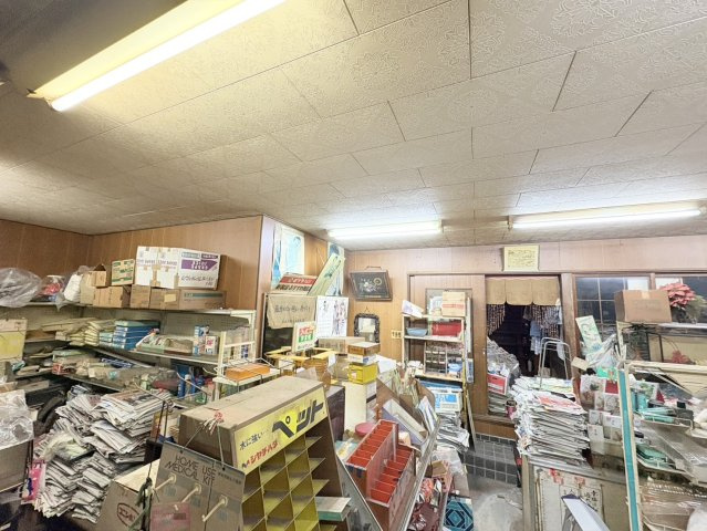 奥行きのある店舗スペースで、棚や什器を配置することで売場や作業スペースとして活用しやすい構造。大きな開口部もあり、採光を確保しながら作業が可能。多用途で検討できる点が魅力となっております。