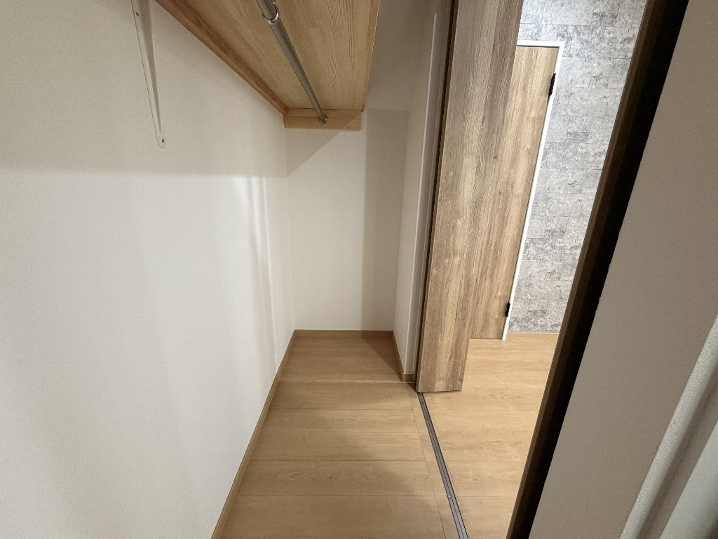 1階洋室収納部分でございます。　収納量に妥協がなく、生活ストレスを軽減します。