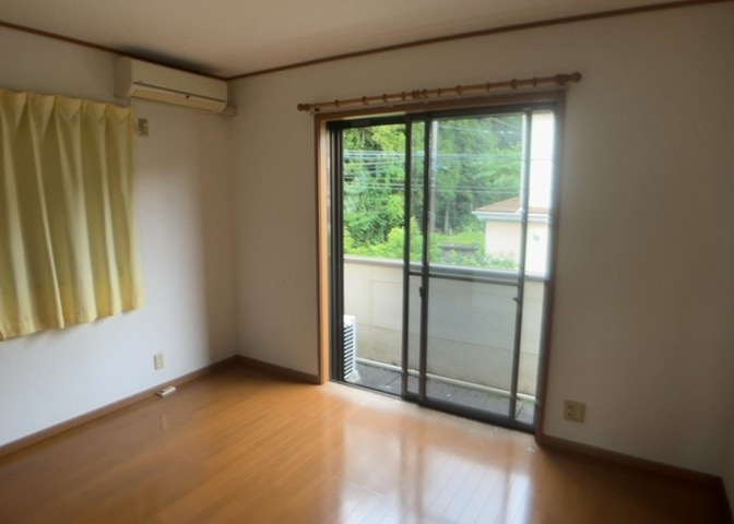 寝室でゆっくりと過ごすためにはベッド周りの適度な空間を担保することや窓の位置、照明の明るさ、寝室の広さなどを考える必要があります。自身や家族の構成とライフスタイルに併せて寝室にする部屋を選びましょう！