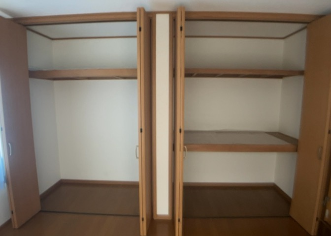 デザイン性を重視しすぎて収納が少なかった！なんてことにならないため、事前に現地で収納の数を確認しておくことをお勧めします。クローゼット以外にも床下収納や屋根裏収納、パントリーなどもチェックしましょう。