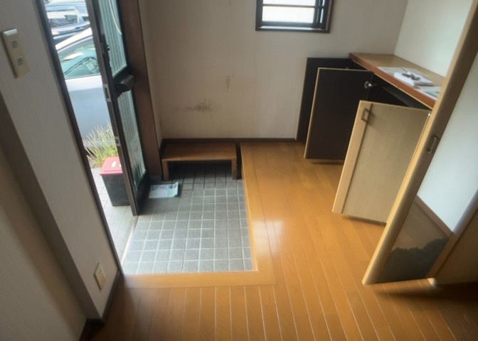玄関は家の顔でもあり、家族以外の目にも止まる場所です。玄関は外との間を仕切る扉、靴などをしまっておく収納スペース、靴脱ぎのたたきスペース、来客とのやり取りをするドアホンなど複数のアイテムからなります。