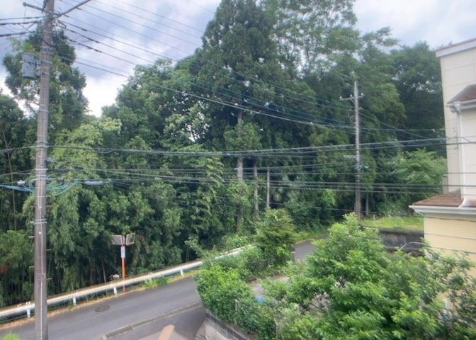 眺望を気にして物件を探す場合、前面に建物が建っていないか現地で確認しましょう！前面に建物があると景色はもちろん、日当たりや風通しにも影響が出てきます。住んだ時のことを想像しながら現地見学をしましょう。