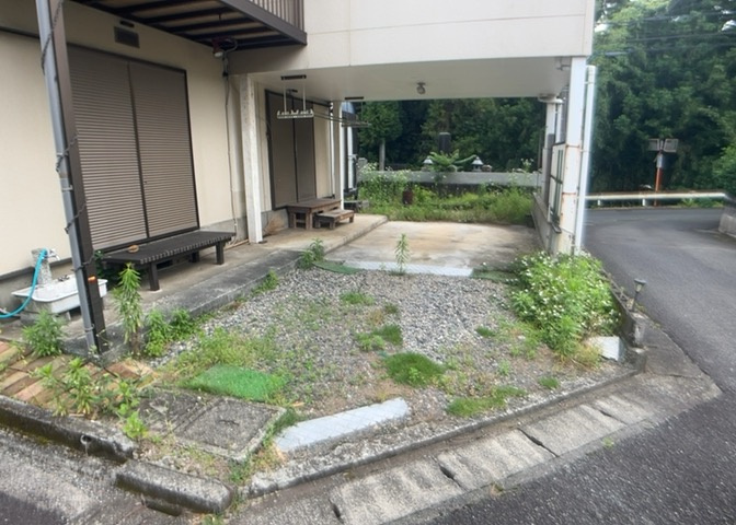 駐車場と明記されていても、最小スペースでつくられた駐車場だと大型車は駐車できなかったり、出入りしにくくなったりする可能性があります。お車のサイズと購入したい物件の駐車場のサイズを現地で確認しましょう。