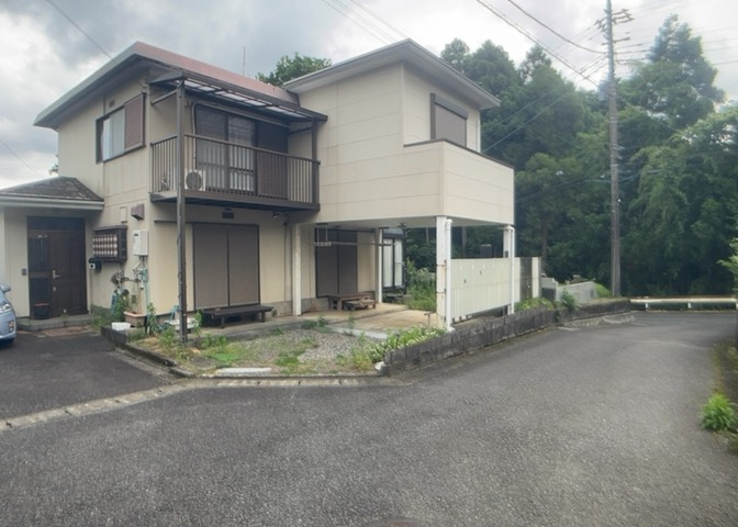住宅用の土地では前面道路に2m以上接していなければならないと法律で定められています。しかし、お持ちの車のサイズやライフスタイルなどにより、2mでは利便が悪い場合もございますので、事前に確認しましょう。