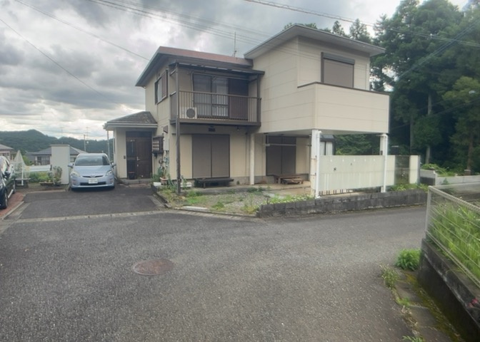お持ちの車種によっては前面道路が広い方が便利でしょう。しかし、前面道路が広ければその分交通量が多くなるため、騒音などが気になる場合があります。実際に現地を見学し、周辺交通量や騒音などを確認しましょう！