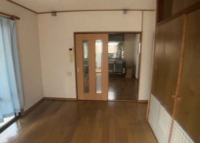L型アイランドタイプは、キッチンからダイニングにもリビングにも目が行き届くので、とても使いやすい配置です。L字型独立タイプは、キッチンを独立させてるためLDKというよりもLDといった様なイメージです。