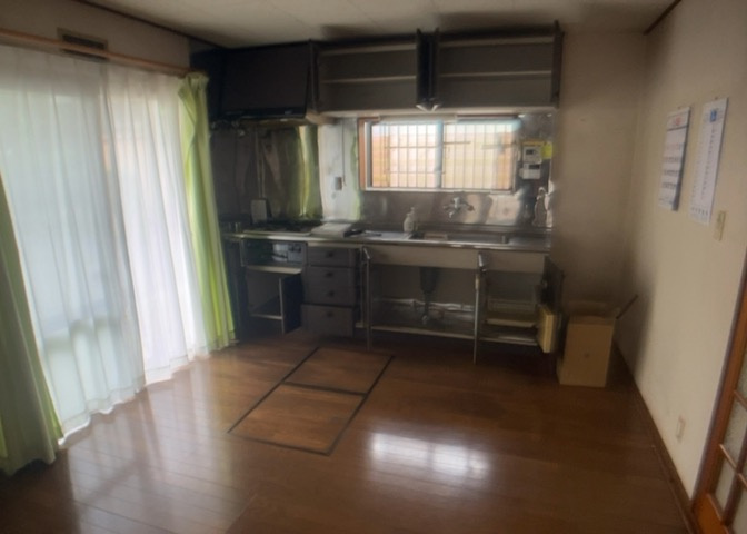 ダイニングは、食事や家族の団らんスペースとしてだけではなく、ほかの用途としても使用することができます。ダイニングテーブルを置き、食事のためのスペースを作ることでリビングとの差別化を図ることができます。