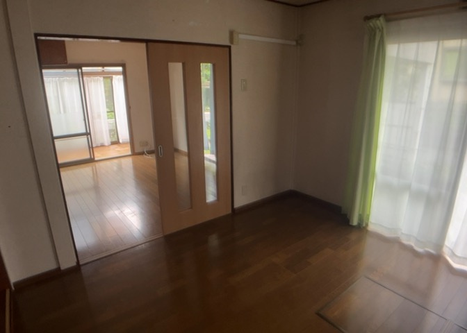 ダイニングにはダイニングテーブルセットなどを置くことが多く、間取りにおいて「D」と略記されますが、食事を作るときの作業場として使用したり、朝食を食べたりするときだけに使われるケースも少なくありません。