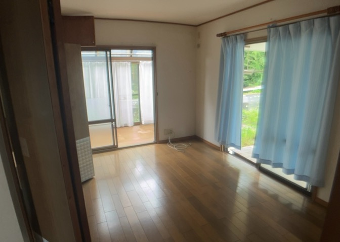 直線タイプはLとDKを一直線に並べた形で対面キッチンのタイプです。一般的なのでよく見かけるかもしれません。直線タイプに似た直接アイランドタイプは、キッチンとダイニングの間に壁がない分広く感じられます。