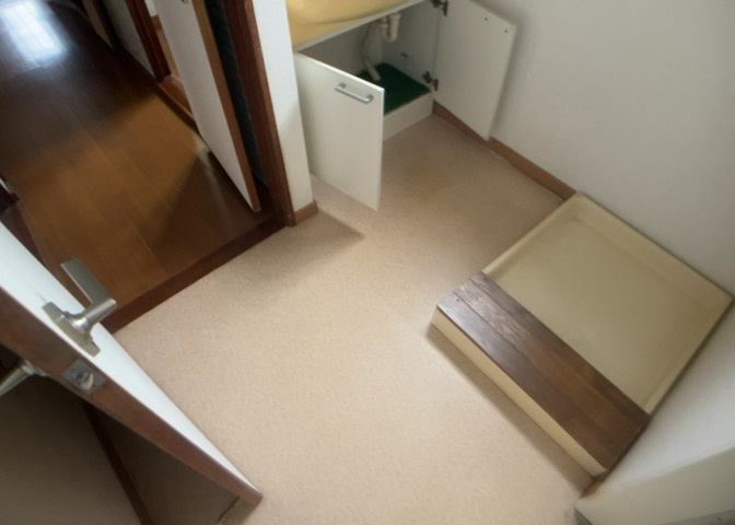 多くの戸建て住宅で見かける洗面脱衣所は、洗面台と洗濯機が2畳ほどのスペースに並べられていて、洗面所が脱衣所を兼ね備えている間取りが一般的です。お客様が利用することもある、パブリックな空間でもあります。