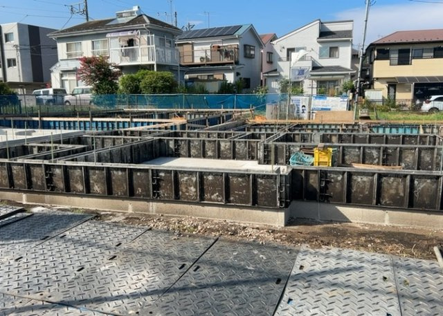 ベタ基礎とは、柱の位置に関係なく全体に基礎がある事を指し、面積が大きい分建物の重さを全体に分散できます。また、地面からの湿気や害虫を遮断でき、木造住宅で心配されるシロアリ被害を防ぐ効果も期待できます。