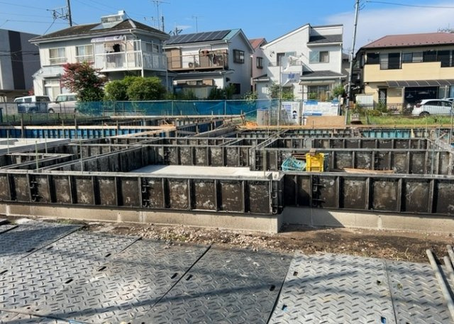 基礎パッキング工法とは、床下の換気確保のため基礎と土台の間に緩衝材を挟み込む工法です。土台の下に数十センチの間隔で設置されるため、全体的な隙間が生まれます。床下換気口に比べて高い通気性が確保されます。