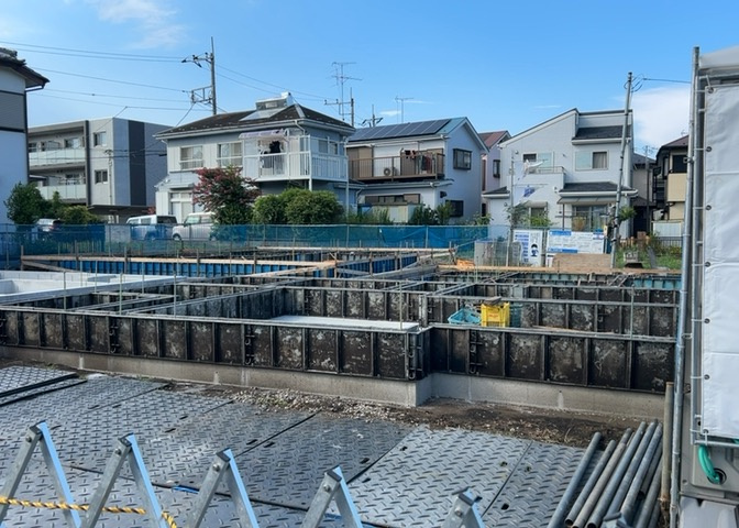 現地に行くなら、物件の周囲の地形がどうなっているかを見ることも大切です。周辺より低くなっている土地では、大雨などで水が集まりやすいため、地盤が弱くなっているということも考えられるため、注意が必要です。
