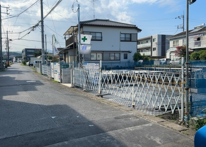 道幅が狭い場所は比較的土地の値段が低いことが多く、また交通量が少ないため騒音が少なく静かな環境で過ごせます。また、小さいお子様がいるご家庭も安心です。一方で車の駐車が難しいというデメリットもあります。