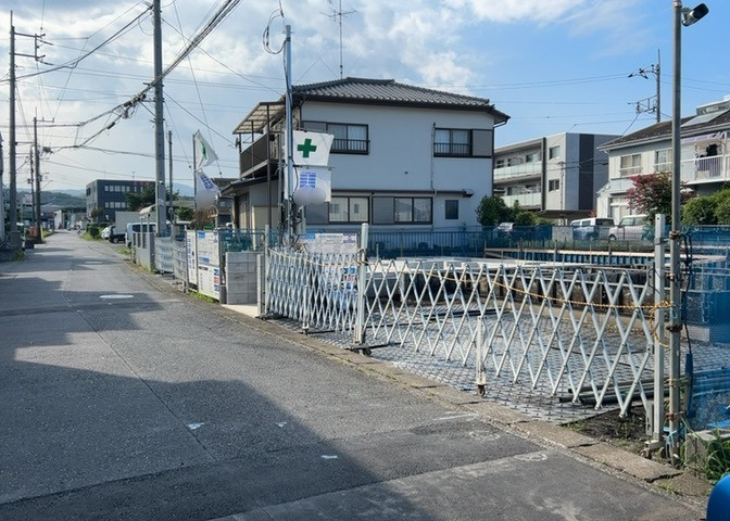 道幅が広い場所は日当たりや風通が良好です。幅が広いのですれ違いも可能ですし大きな車でも駐車可能！一方で、大型車が通ることも多くなるため交通量の増加により騒音に繋がります。また土地の値段が高くなります。
