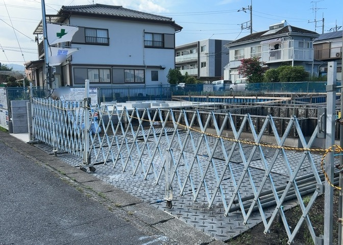 車一台あたりに必要なスペースは、標準サイズの普通自動車で横幅2m50cm、長さ5mは必要になります。ただし、乗降のことも考慮して横幅3m30cm、長さ5m50cmほどは確保できるところを選びましょう。