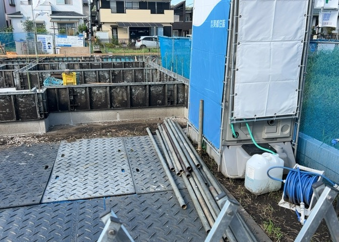 庭のある家に住むことのメリットとして、子どもたちの遊び場を確保できること、ガーデニングや家庭菜園を楽しめること、明るさを確保できることがあります。また、配置を工夫することでプライバシーが確保できます。