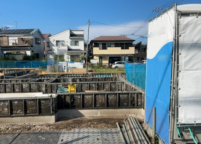 玄関は、狭すぎると複数人で使いにくく、広すぎても無駄な空間になりがちです。最低2畳を目安にして、家の広さとの兼ね合いや家族の人数を考慮して決めるとよいでしょう。現地を見学して快適な玄関を選びましょう！