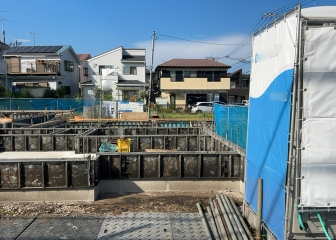 玄関ポーチにおいて最も重視すべきと言っても良いのが広さです。適切な広さの玄関ポーチでないと外見的なバランスは崩れてしまいますし、何より使いにくくなってしまいますので、現地で実際に下見をしてみましょう！