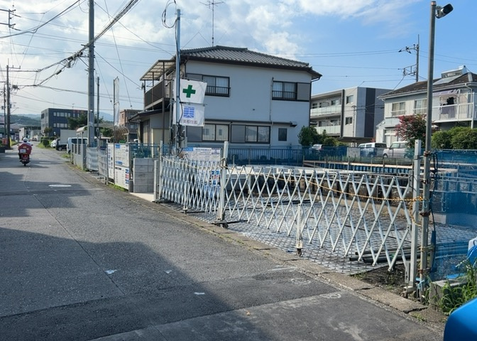 住宅用の土地では前面道路に2m以上接していなければならないと法律で定められています。しかし、お持ちの車のサイズやライフスタイルなどにより、2mでは利便が悪い場合もございますので、事前に確認しましょう。