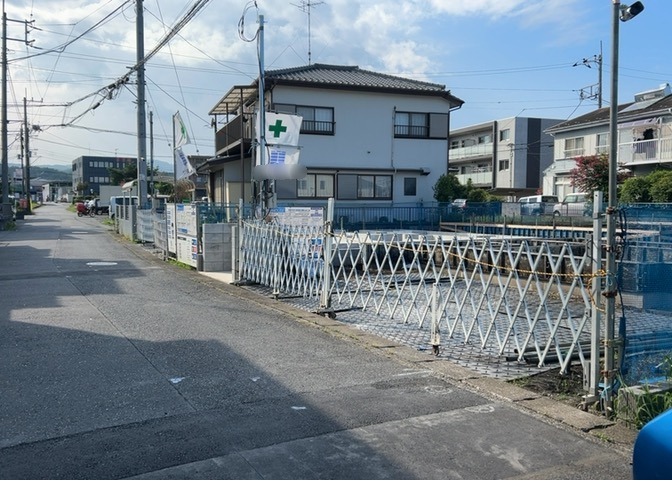 お持ちの車種によっては前面道路が広い方が便利でしょう。しかし、前面道路が広ければその分交通量が多くなるため、騒音などが気になる場合があります。実際に現地を見学し、周辺交通量や騒音などを確認しましょう！