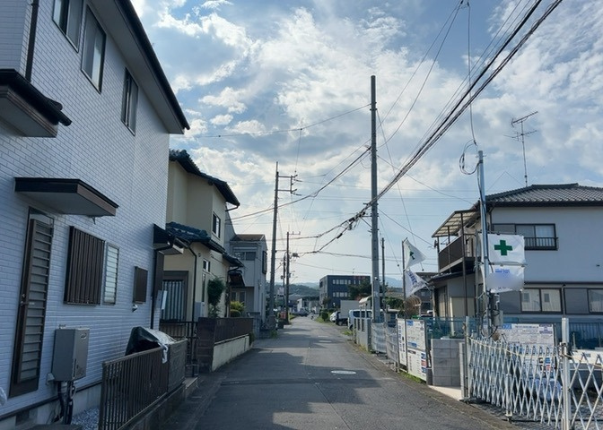 桜や紅葉の名所に出かける人は多いと思いますが、家にいながら季節の移ろいを感じる生活を送りませんか？リビングや窓から見える景色が生活を彩るワンポイントに！現地から見える景色を堪能してみては如何でしょう。