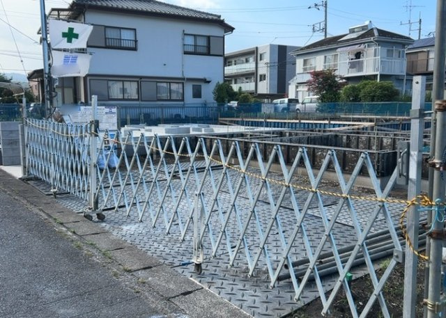 駐車場と明記されていても、最小スペースでつくられた駐車場だと大型車は駐車できなかったり、出入りしにくくなったりする可能性があります。お車のサイズと購入したい物件の駐車場のサイズを現地で確認しましょう。