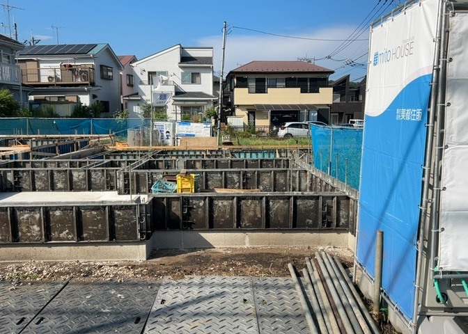 玄関は家の顔でもあり、家族以外の目にも止まる場所です。玄関は外との間を仕切る扉、靴などをしまっておく収納スペース、靴脱ぎのたたきスペース、来客とのやり取りをするドアホンなど複数のアイテムからなります。
