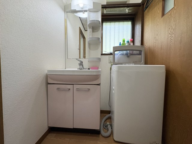 独立洗面化粧台が付いています