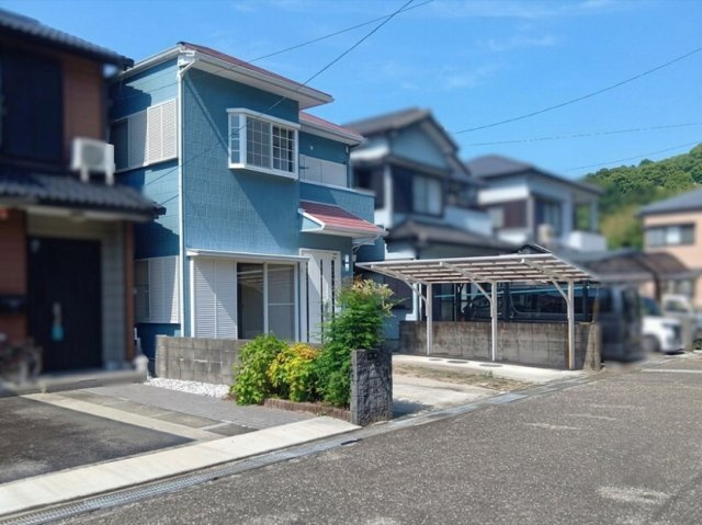ゆとりある前面道路！お車の出し入れもスムーズ♪