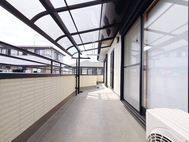 ■バルコニー｜バルコニーから入る日差しは暖かく、爽快な朝の目覚めを促してくれます♪洗濯物やお布団を干して太陽の香りを吸い込んだお布団で夜はおやすみください。