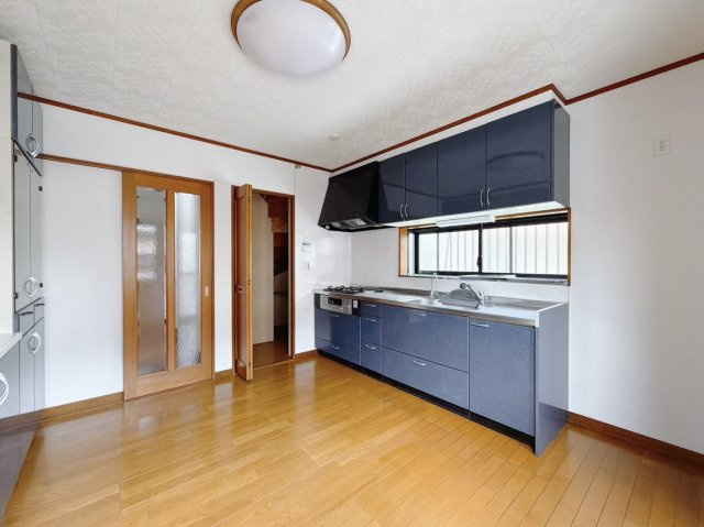 ■キッチン｜お料理時の油の臭いや煙などが隣接するお部屋に充満しにくい造りとなっており、急な来客時にも生活感を見せずに過ごせます♪