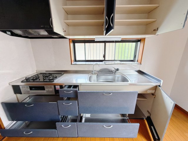 ■キッチン｜ワークトップ下には、圧力鍋やパスタ鍋などのかさばる調理器具もラクラク収納可能！ものが溢れがちなキッチン回りもスッキリきれいに管理ができます♪