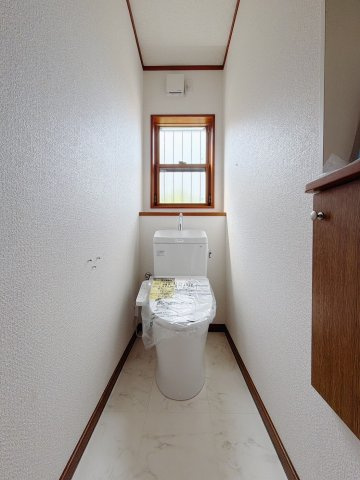 ■トイレ｜白を基調とした清潔感溢れるトイレになっています。トイレには窓がついていますので常に換気をすることができ清潔を保てます。