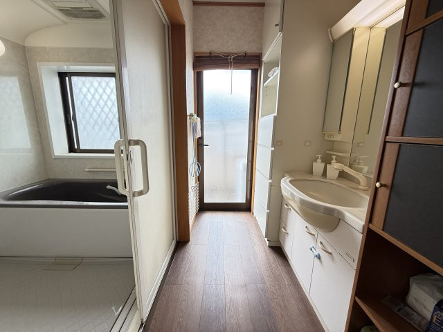 浴室に隣接した脱衣所は、動線が短く使い勝手の良い設計です。棚を設置すれば、洗面用品をすっきり整理可能です。換気もしやすく、湿気対策にも優れています。明るい自然光が入り、清潔感のある快適な空間です。