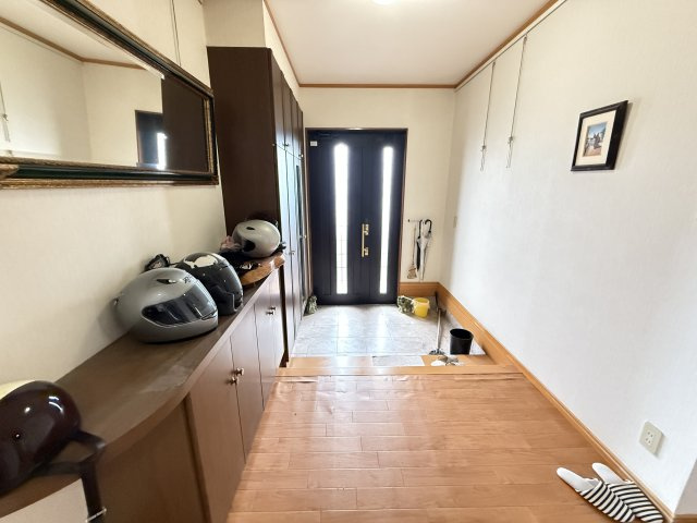 ゆとりある玄関スペースは、来客時にも圧迫感を与えない開放的な印象です。正面の採光付きドアから自然光が差し込み、明るく爽やかな空間を演出します。出入りのしやすい設計も魅力です。収納も豊富です。