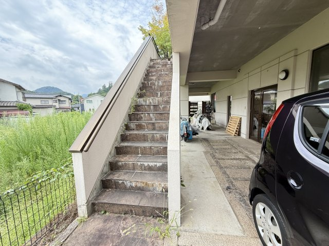 外階段を上った先が住居スペースとなっており、プライバシーを確保しやすい造りです。1階部分は事務所として利用でき、仕事と生活の空間を分けたい方に最適です。住居兼事務所としての活用がおすすめの物件です。
