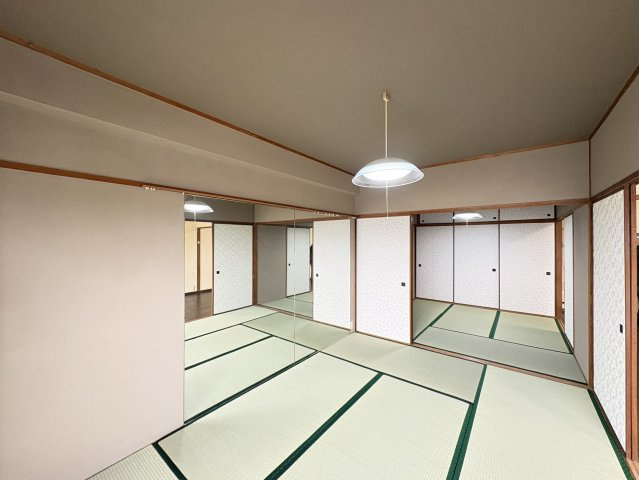 6帖の和室が2部屋並ぶ続き間タイプです。襖を開ければ広々とした空間として利用でき、来客時や家族団らんの場としても活躍します。畳のやさしい質感が心地よく、落ち着いた時間を過ごせる空間です。