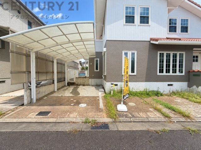 カーポート付き。2台分の駐車スペースがございます。