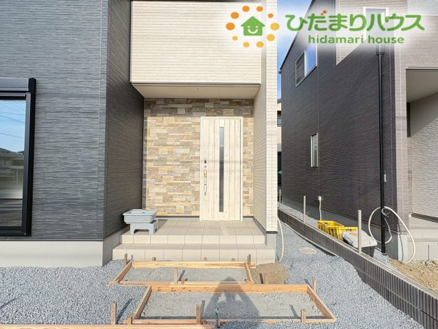 玄関ドアの手前に緩やかなアプローチ階段を設けたエントランスです！モダンな外壁のアクセントが際立つお洒落なデザインで、屋根が少しせり出しているため、雨の日の鍵開け時も濡れにくく便利です！